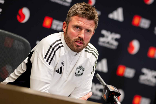 Carrick phớt lờ chỉ trích từ Roy Keane