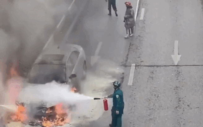 Ôtô cháy ngùn ngụt trước hầm chui ở Hà Nội