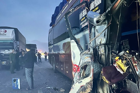 Tông xe liên hoàn trên cao tốc, một người chết