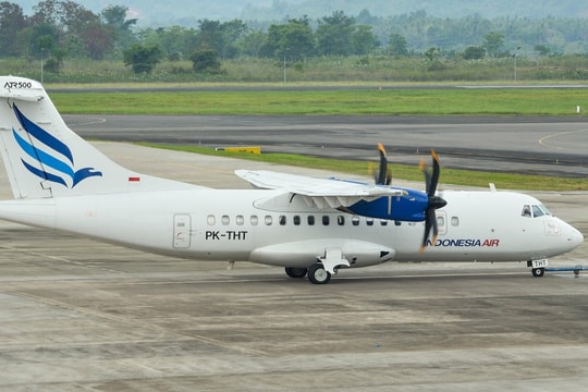 Máy bay Indonesia chở 11 người mất tích, nghi đâm vào núi