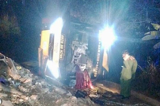 Xe khách lật ngang, 4 người chết