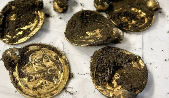 Đang đi chơi, người đàn ông nhặt được "kho báu" vàng