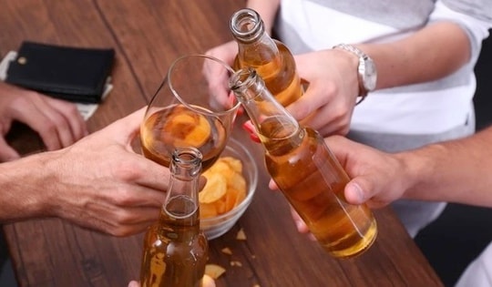 Cuối năm nhậu nhẹt dồn dập, bác sĩ lên tiếng cảnh báo nguy cơ ngộ độc rượu