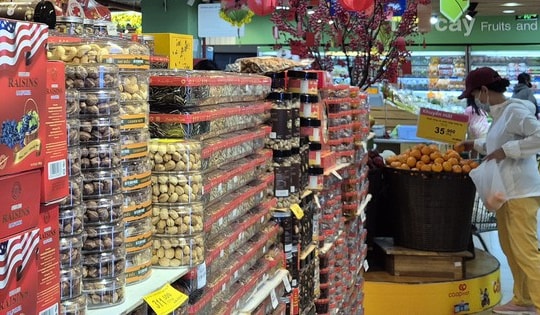 Nho khô, hạnh nhân, trái cây Mỹ tràn ngập thị trường Tết