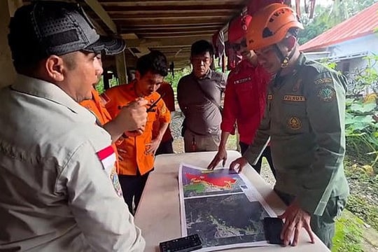 Indonesia nỗ lực tìm kiếm 11 người trên máy bay mất tích