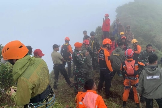 Rơi máy bay Indonesia: Tìm thấy nạn nhân đầu tiên, cứu hộ vô cùng khó khăn