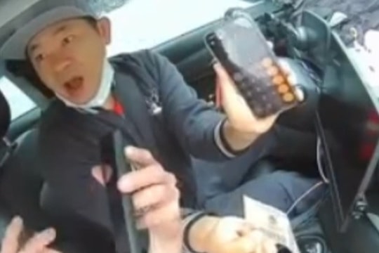 Cuốc xe 100.000 đồng nhưng khách Tây đưa 10.000, tài xế ấm ức cố giải thích