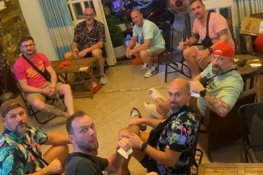 8 khách Tây mua bánh lúc 0h, bất ngờ vì hành động của chủ quán ở Vũng Tàu