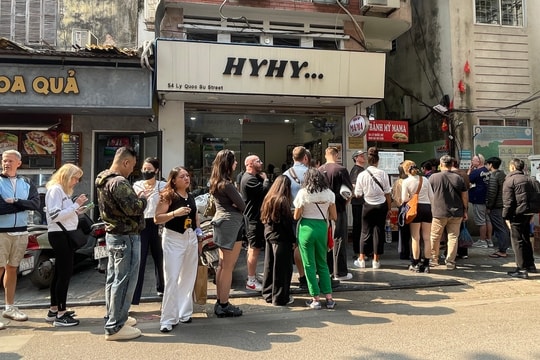 Những hàng bánh mì khách xếp hàng dài ở Hà Nội