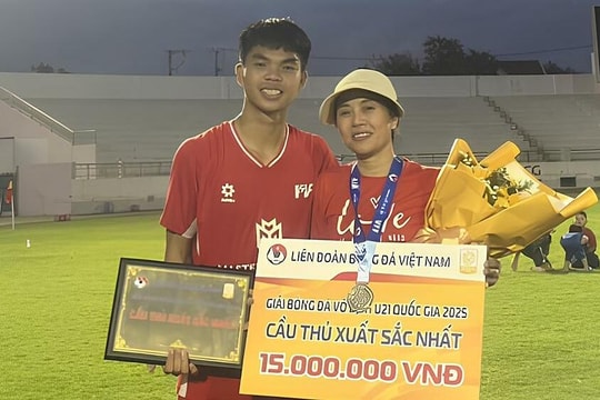 Người mẹ 3 năm ở trọ, làm thuê nuôi 'giấc mơ cầu thủ' của Lê Phát