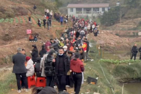 4.000 người đến ăn bánh Tết theo lời mời của streamer