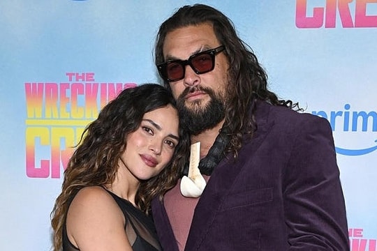Jason Momoa quấn quýt bạn gái kém 13 tuổi