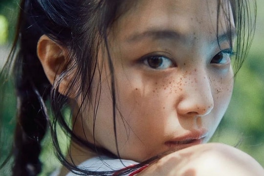 Jennie mở triển lãm ảnh bán nude