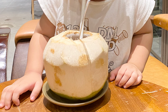 Điều gì xảy ra khi bà bầu uống nước dừa?