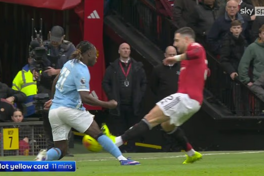 Tiền vệ Man City ám chỉ trọng tài thiên vị Man Utd