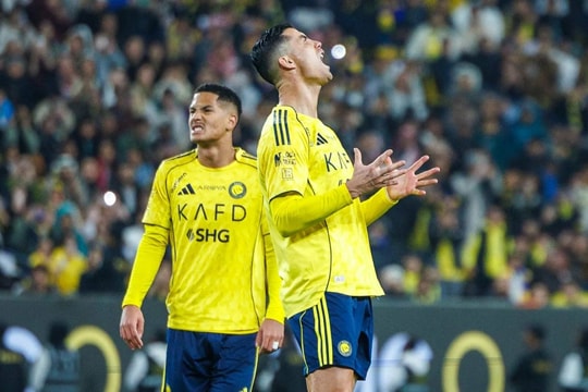 Ronaldo dúi đầu đối thủ ở Saudi Pro League