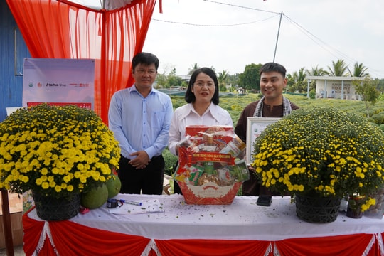 Nữ bí thư xã livestream 'giải cứu' hoa giúp nhà vườn