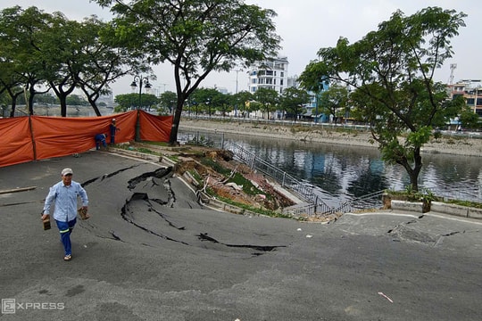 Đường ở TP HCM sụp hố sâu, trôi xuống kênh