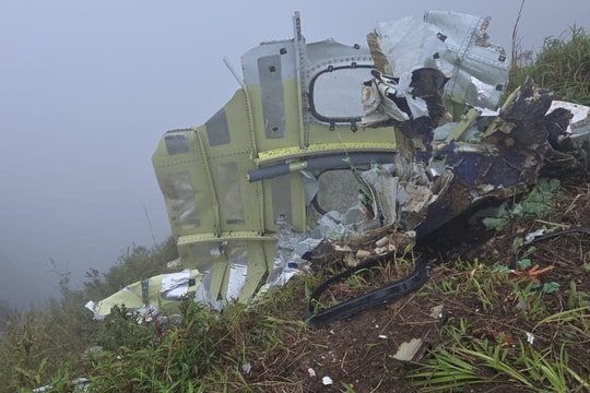 Indonesia tìm thấy xác máy bay chở 11 người