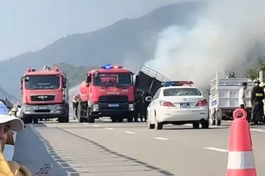 Cao tốc Cam Lâm – Vĩnh Hảo ùn tắc sau cháy xe tải