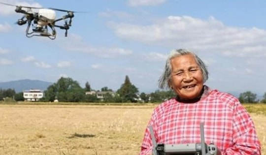 "Bà ngoại siêu ngầu": U90 gây sốt khi lái drone bón phân, bán gạo nline