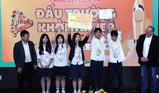 'Gen Z' dùng AI hồi sinh trang phục cũ, giảm rác thải ra môi trường