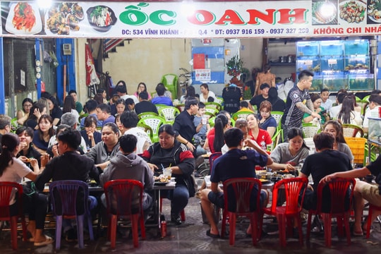 Phố ốc đêm Vĩnh Khánh tấp nập khách