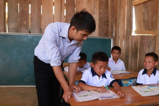 Thầy giáo 8 năm làm cha của những học trò mồ côi