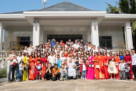 Bộ ảnh Tết của gia đình 100 thành viên duy trì suốt 22 năm