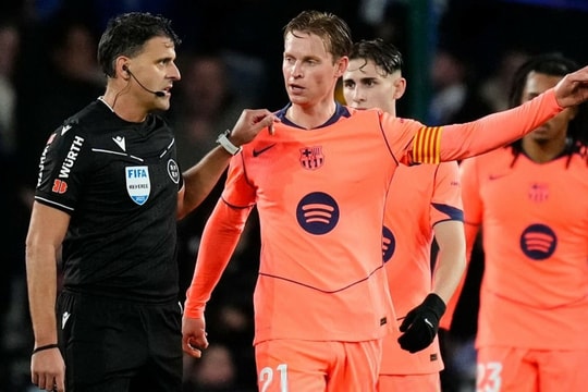De Jong chỉ trích trọng tài ngạo mạn sau thất bại của Barca