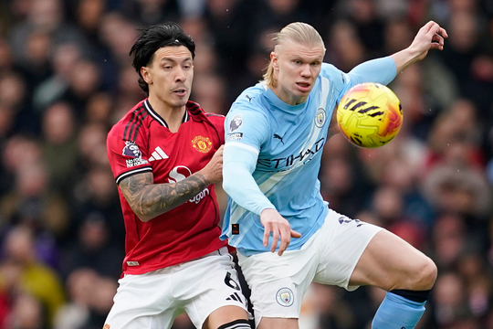 Trung vệ Man Utd khẩu chiến với Scholes