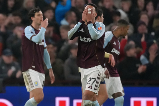 Aston Villa lỡ cơ hội qua mặt Man City