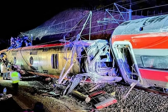 Hiện trường vụ tàu cao tốc đâm nhau ở Tây Ban Nha