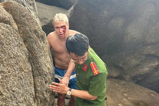 Cứu hai khách nước ngoài bị sóng cuốn kẹt trong hốc đá