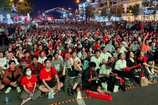 Lắp 6 màn hình LED ở phố đi bộ Nguyễn Huệ xem bán kết U23 Việt Nam