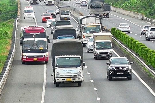 Xe 'rùa bò' 60 km/h bám làn phải ám ảnh cao tốc Việt