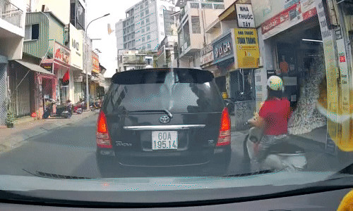 Cửa ôtô bật mở hất ngã người đi xe máy