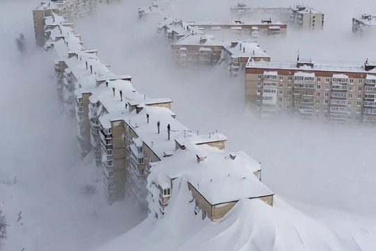 Tuyết ngập tới nóc nhà chung cư ở Nga