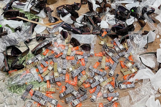 Bị phạt hơn 100 triệu đồng vì bày bán 1.800 món hàng nhái Gucci, Hermes