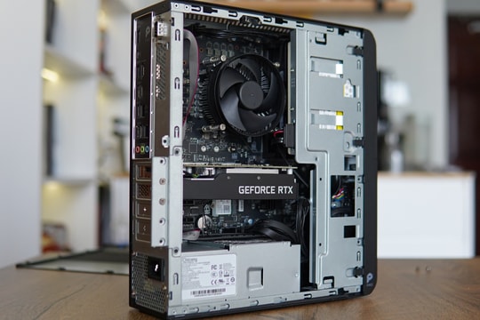 Máy tính AI nhỏ gọn có 2 cổng mạng, ổ đĩa quang