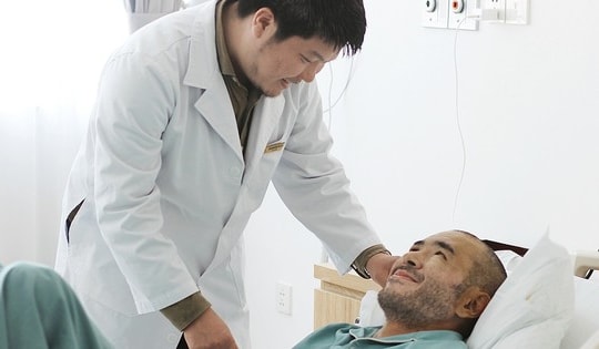 Đại phẫu trong đêm cứu sống du khách nước ngoài bị chấn thương sọ não nặng tại Phú Quốc