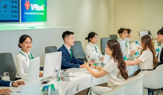 Không chỉ lãi khủng, ngân hàng này còn tăng lương rất mạnh cho nhân viên