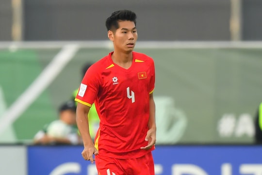 Hiểu Minh đau đớn nhập viện, U23 Việt Nam tổn thất nặng