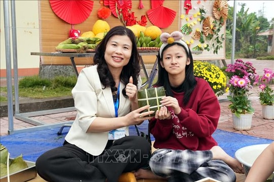 Ấm áp chương trình 'Bánh chưng xanh - Chợ Tết quê em' dành cho trẻ khuyết tật