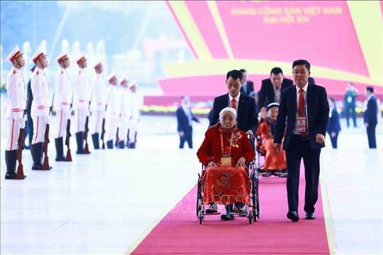 Đại biểu đến dự khai mạc Đại hội XIV của Đảng