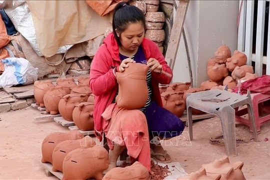 Nhộn nhịp làng nghề lợn đất truyền thống