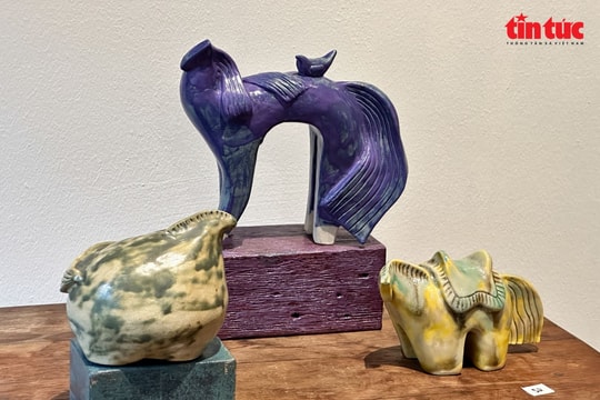 Ngựa gốm chào xuân Bính Ngọ: Cuộc rong ruổi sáng tạo của họa sĩ Tuấn Nguyễn