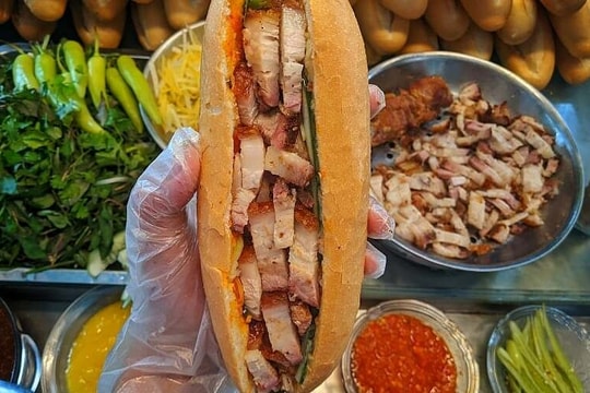 Bánh mì heo quay đứng đầu danh sách 100 món ngon nhất Việt Nam
