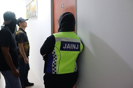 Bị bắt vì vào khách sạn với vợ cũ