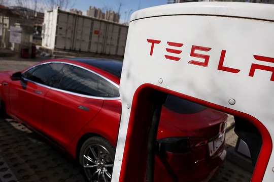 Tesla hưởng lợi đầu tiên khi Canada bỏ thuế 100% lên xe điện Trung Quốc